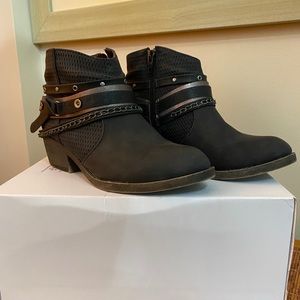 Short black boots